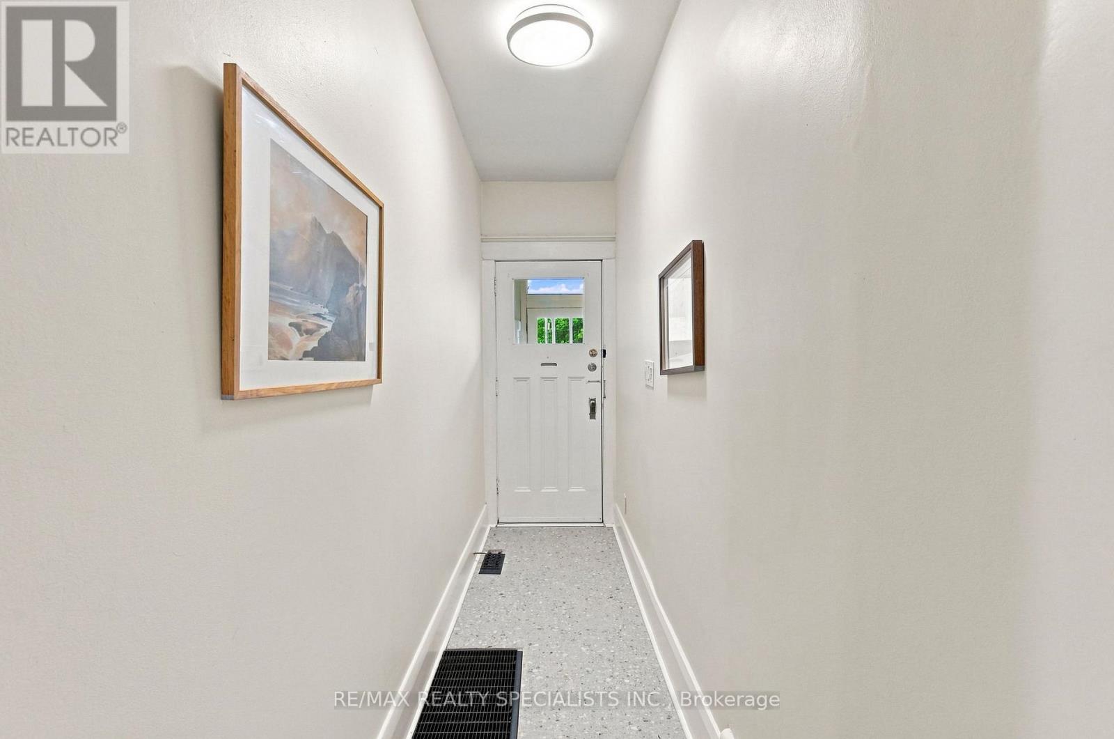 21 Mendel Avenue, Toronto, Ontario  M4C 1E6 - Photo 4 - E13718124