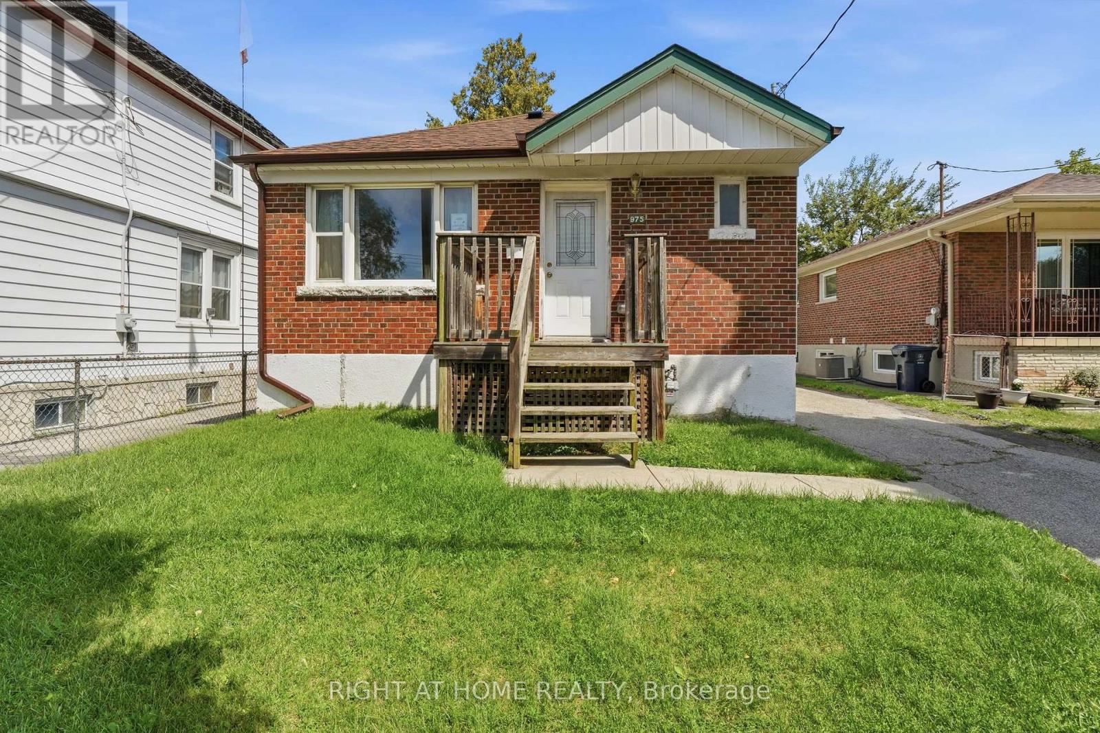 975 VICTORIA PARK AVENUE, Toronto, Ontario