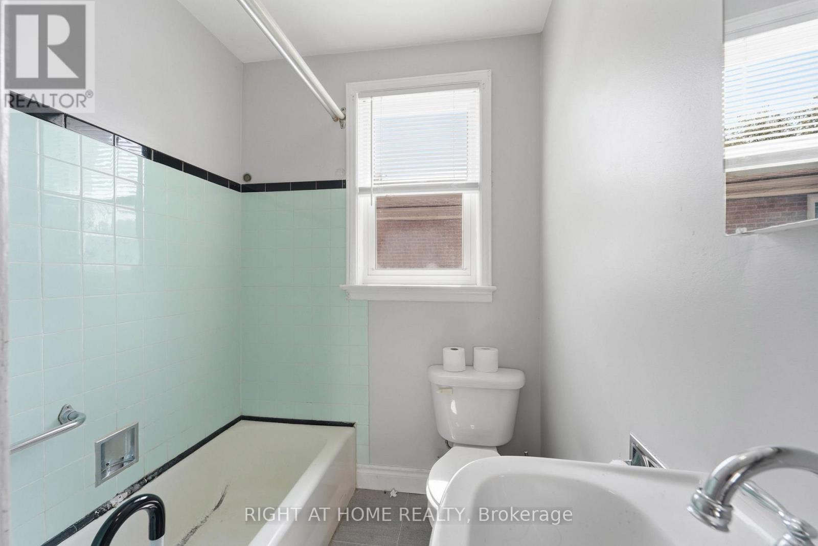 975 Victoria Park Avenue, Toronto, Ontario  M4B 2J4 - Photo 17 - E13718294
