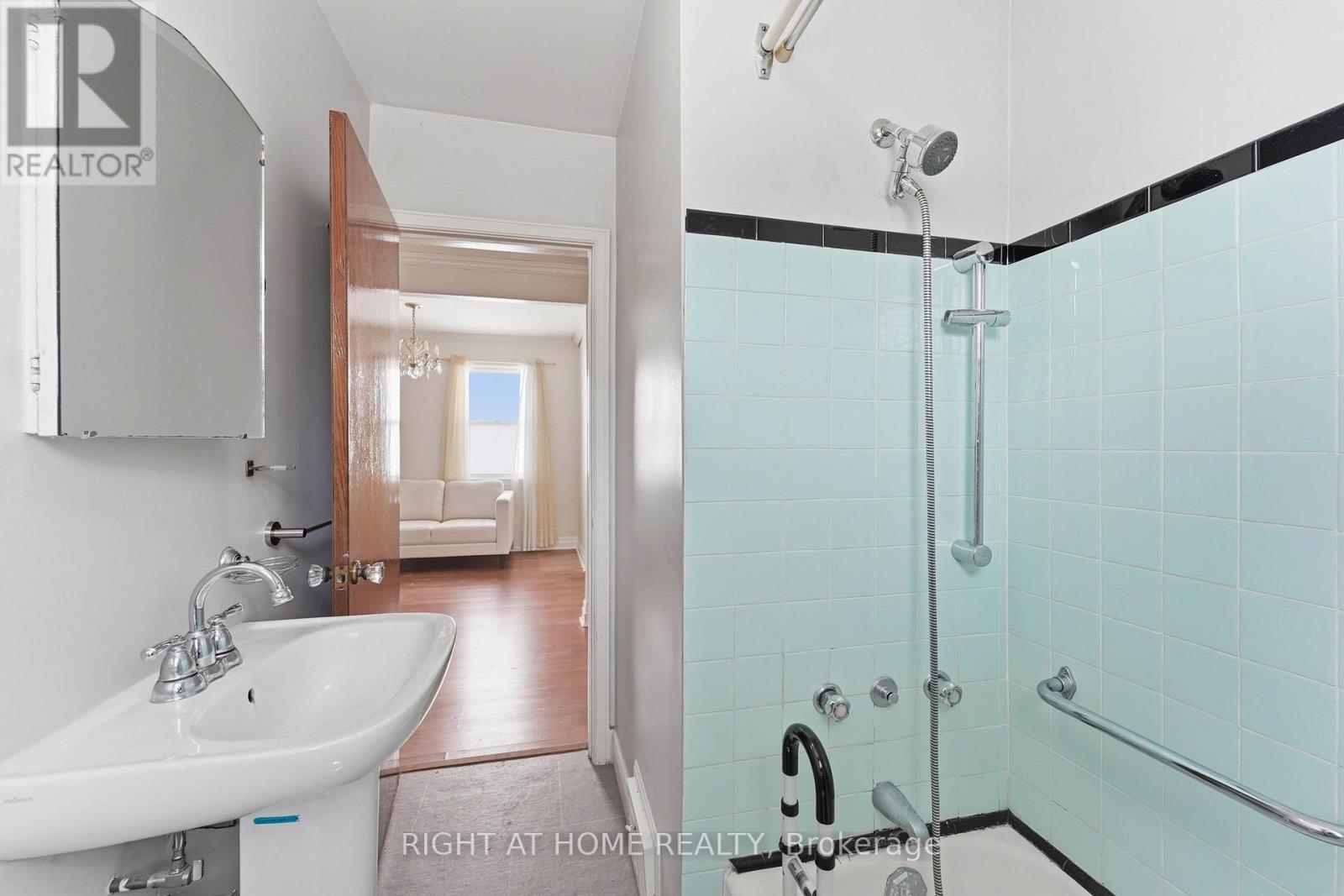 975 Victoria Park Avenue, Toronto, Ontario  M4B 2J4 - Photo 18 - E13718294