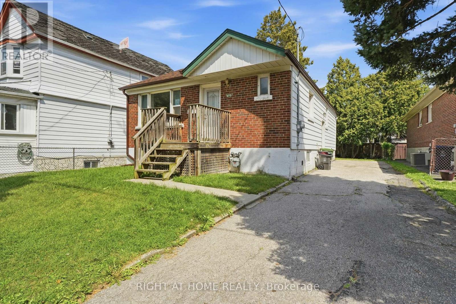 975 Victoria Park Avenue, Toronto, Ontario  M4B 2J4 - Photo 2 - E13718294