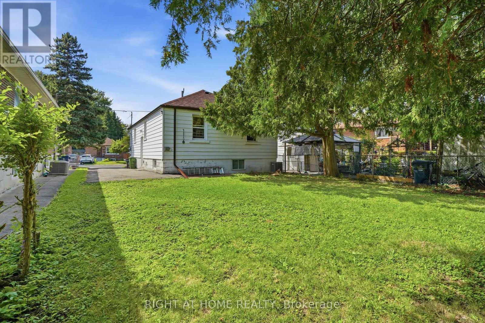975 Victoria Park Avenue, Toronto, Ontario  M4B 2J4 - Photo 25 - E13718294