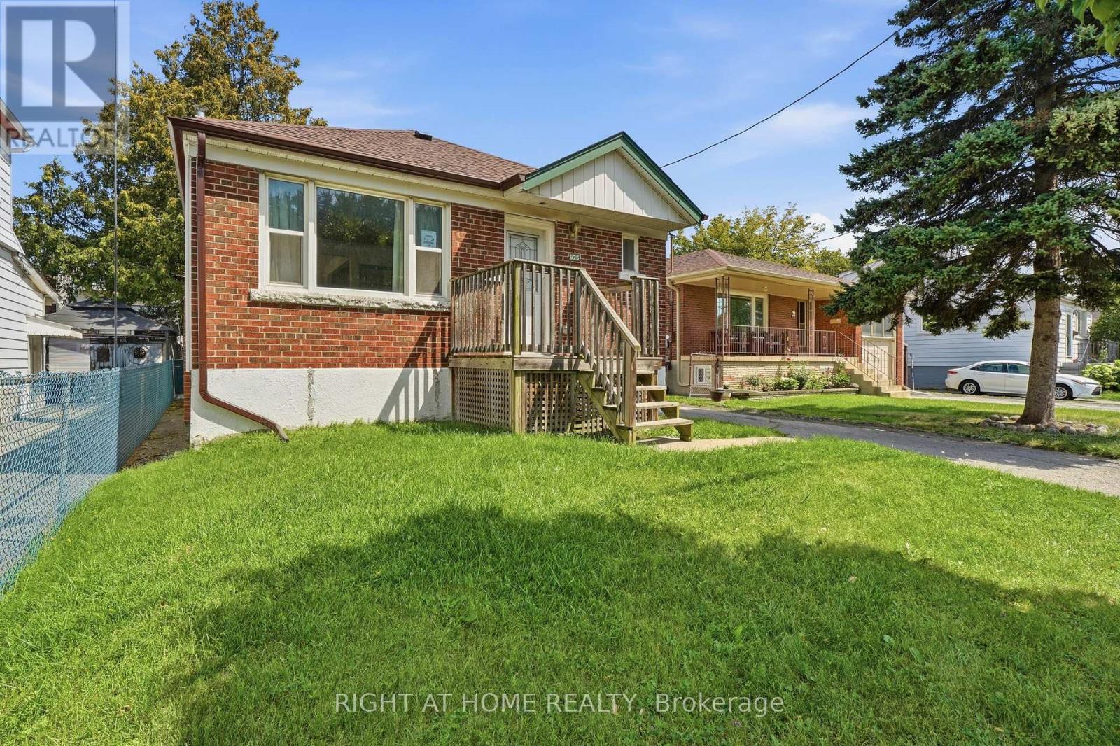 975 Victoria Park Avenue, Toronto, Ontario  M4B 2J4 - Photo 3 - E13718294