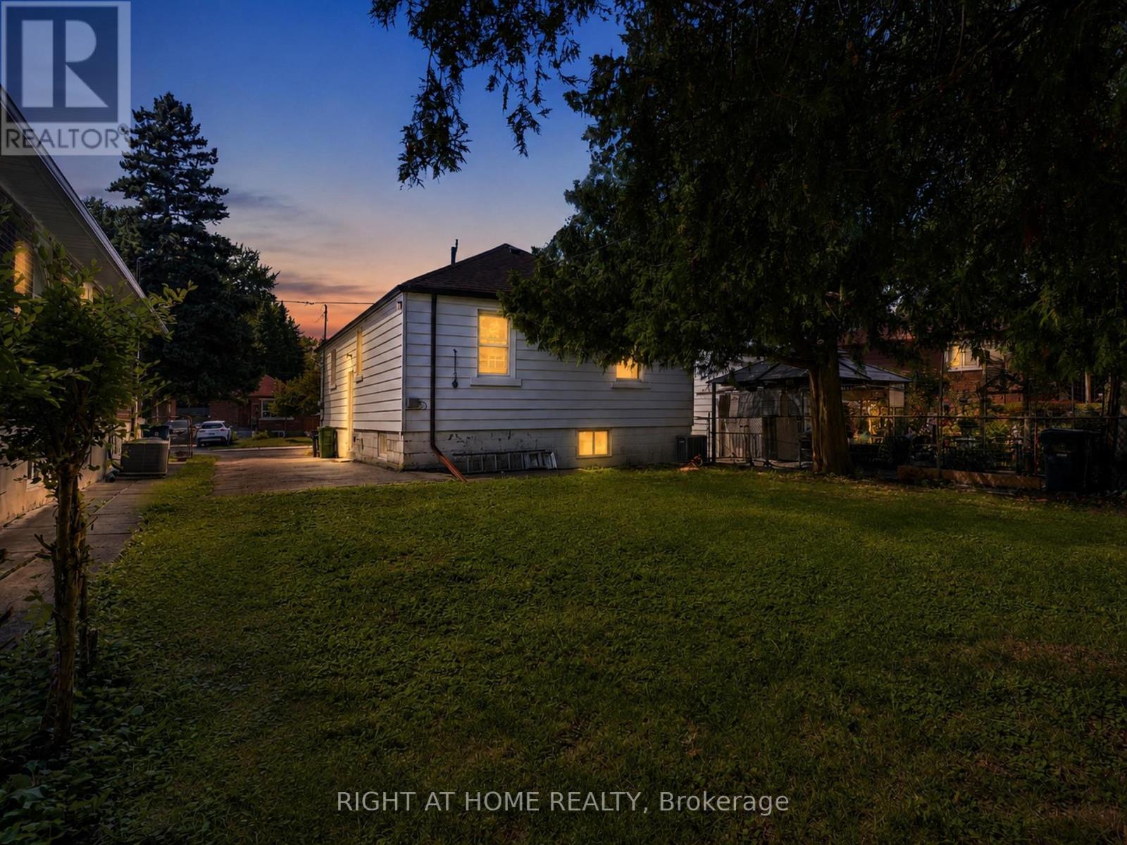 975 Victoria Park Avenue, Toronto, Ontario  M4B 2J4 - Photo 31 - E13718294