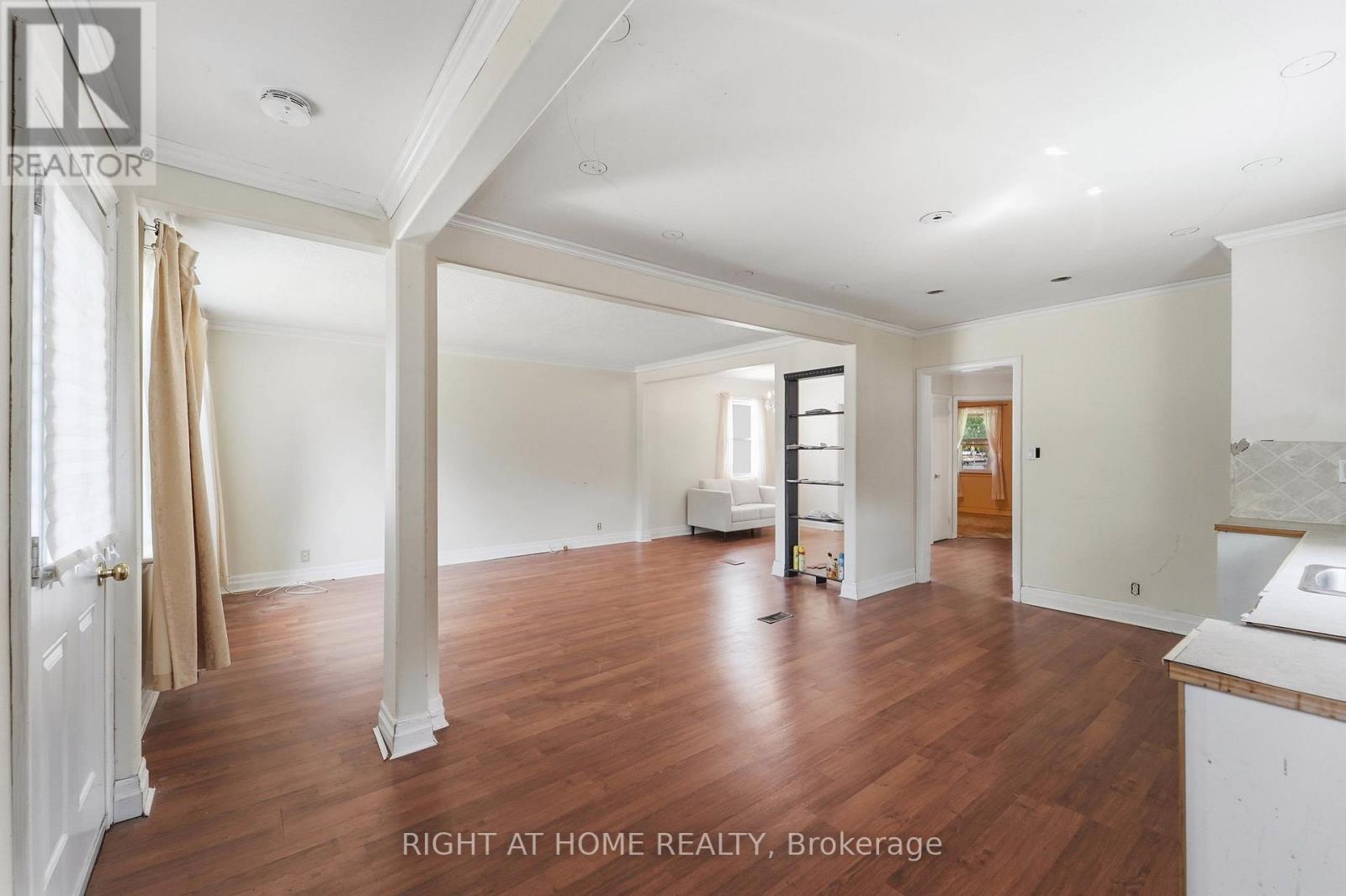 975 Victoria Park Avenue, Toronto, Ontario  M4B 2J4 - Photo 4 - E13718294