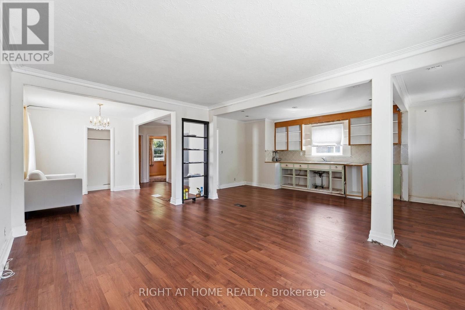 975 Victoria Park Avenue, Toronto, Ontario  M4B 2J4 - Photo 5 - E13718294