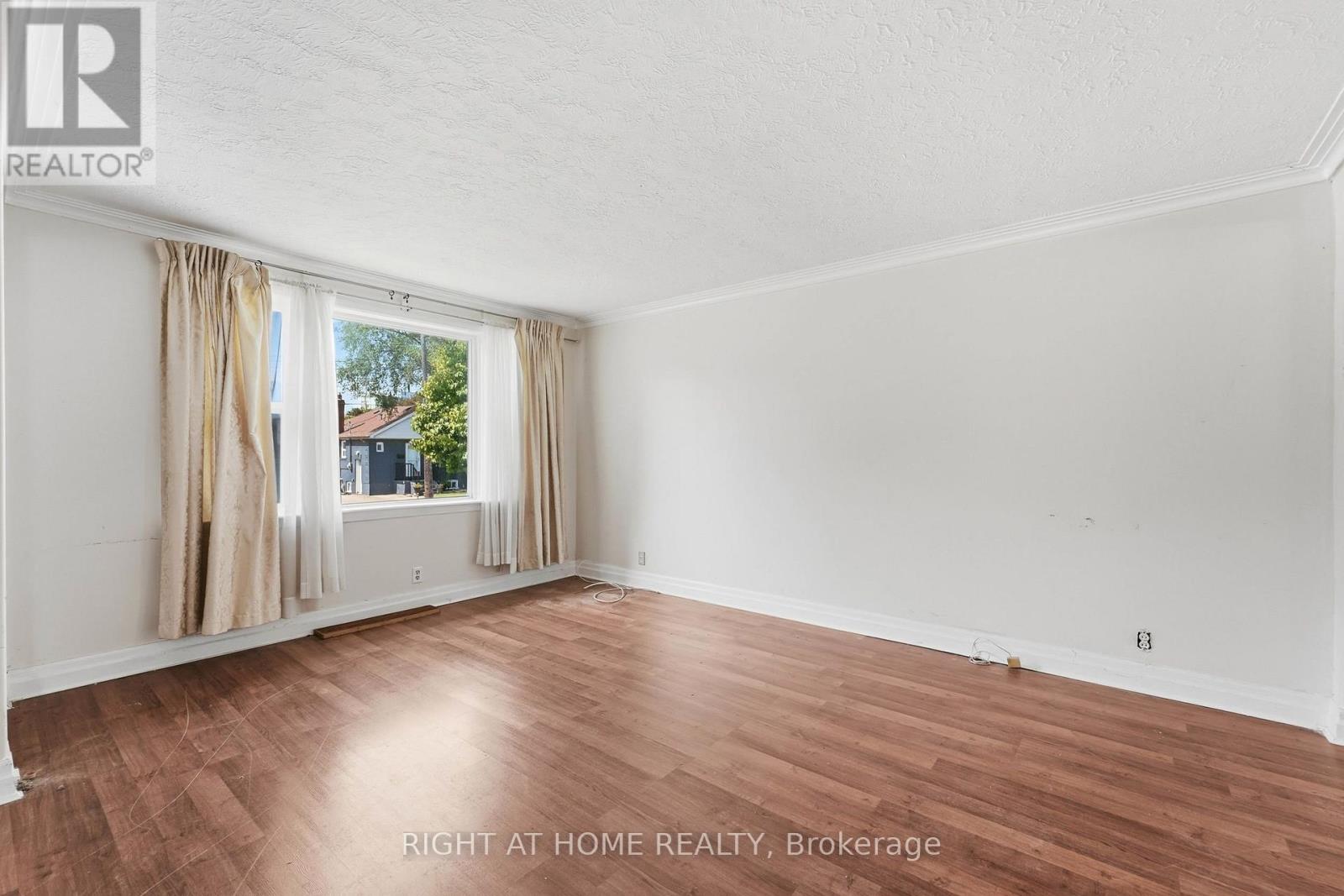 975 Victoria Park Avenue, Toronto, Ontario  M4B 2J4 - Photo 9 - E13718294