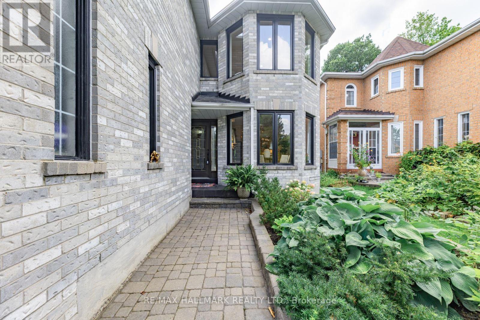 106 Larratt Lane, Richmond Hill, Ontario  L4C 0E3 - Photo 2 - N13718082