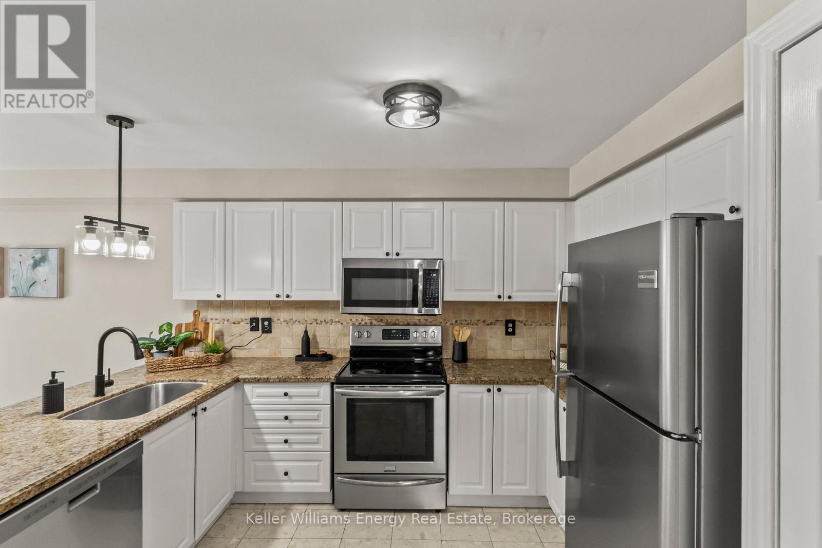35 Virginia Drive, Whitby, Ontario L1R 2X9 - Photo 6 - E13717848