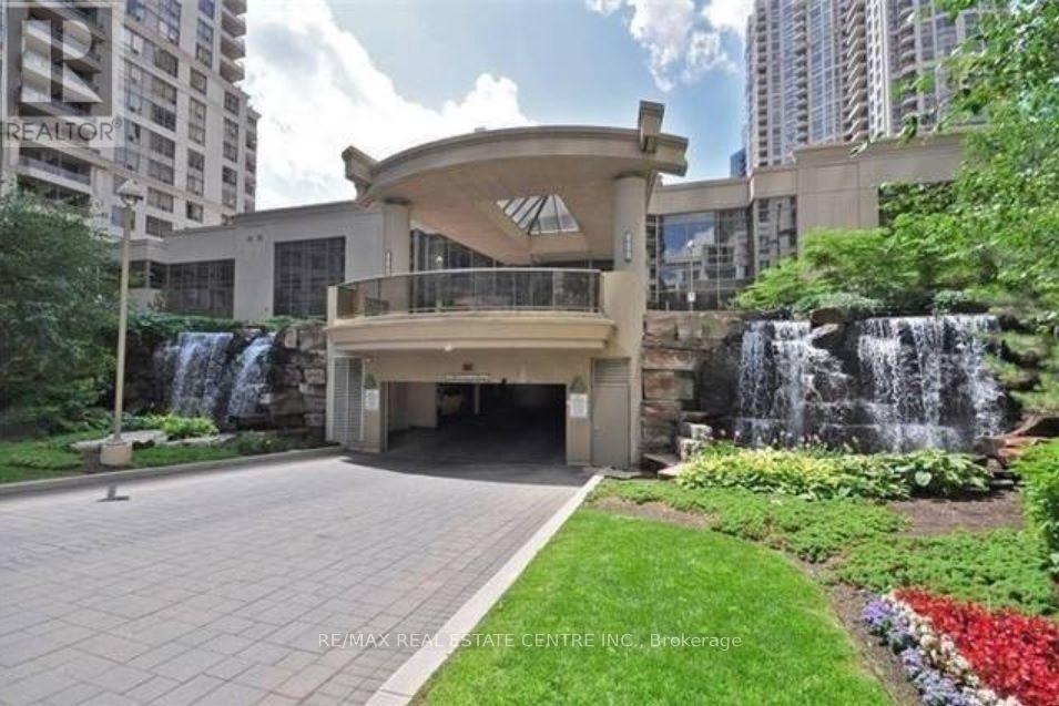 2023 - 3888 Duke Of York Boulevard, Mississauga, Ontario L5B 4P5 - Photo 3 - W13717856