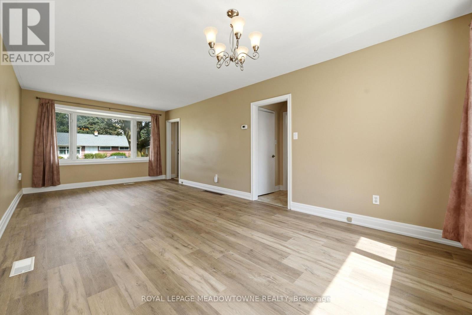 20 Delrex Boulevard, Halton Hills, Ontario  L7G 3X7 - Photo 11 - W13717888