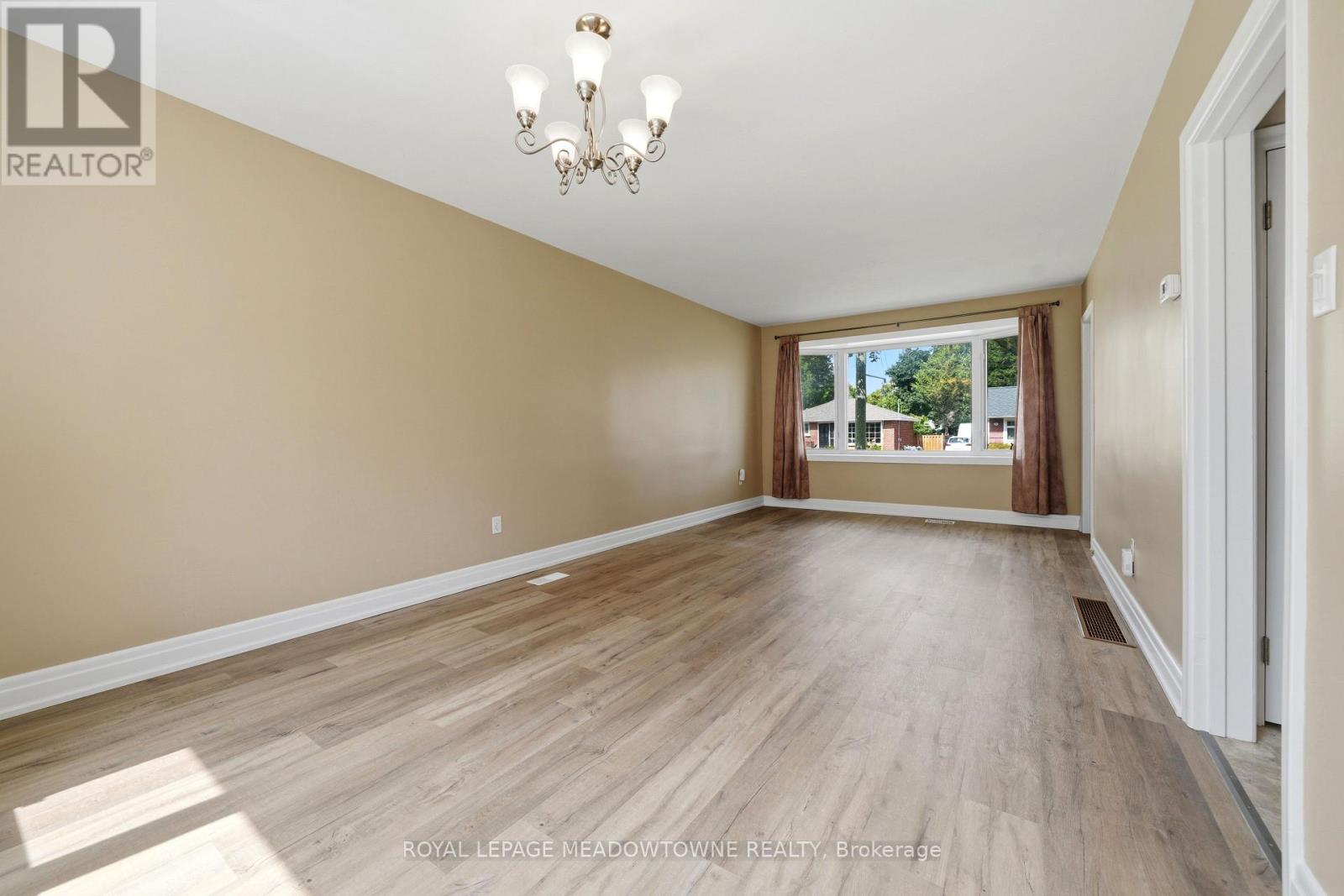 20 Delrex Boulevard, Halton Hills, Ontario  L7G 3X7 - Photo 12 - W13717888
