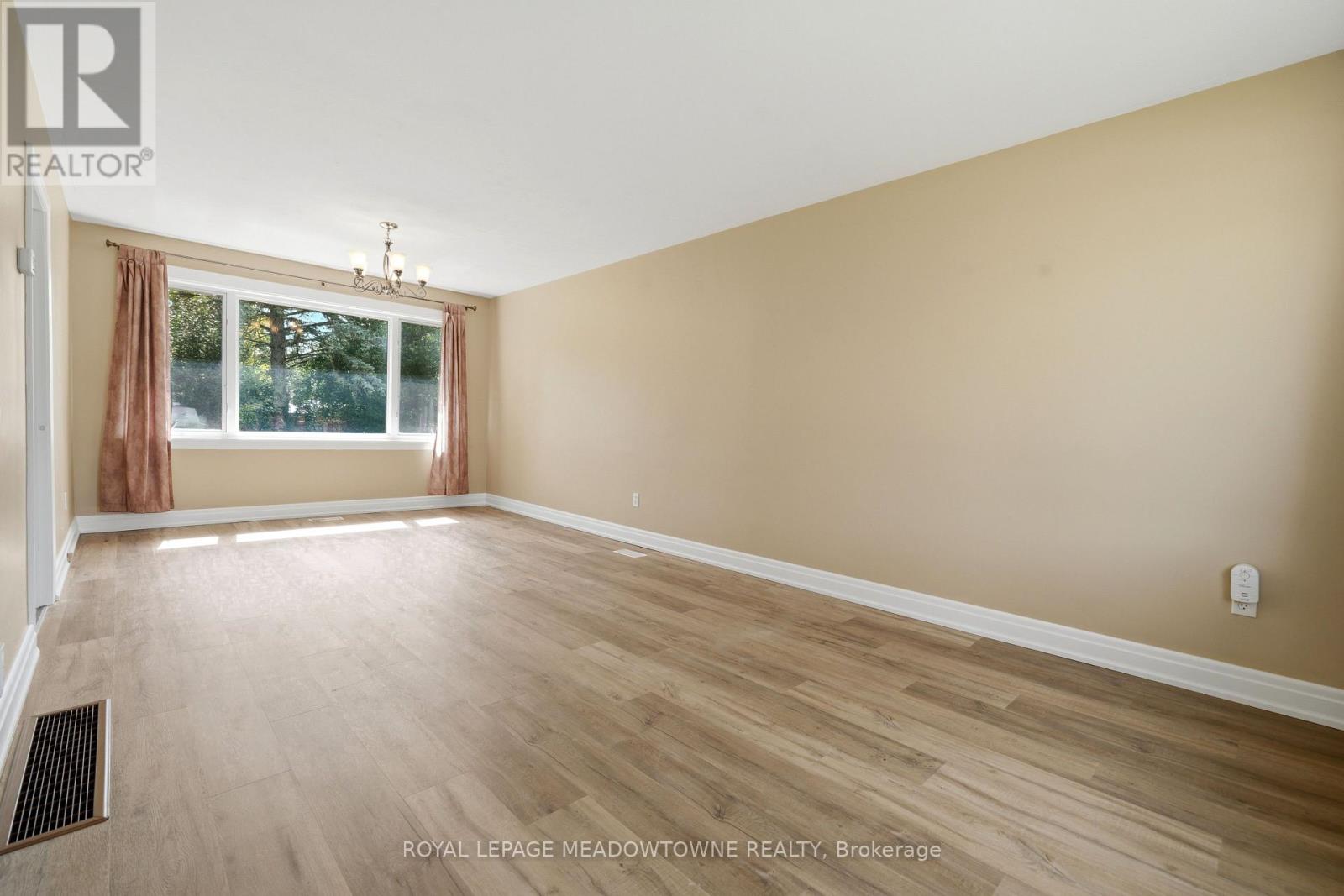20 Delrex Boulevard, Halton Hills, Ontario  L7G 3X7 - Photo 8 - W13717888