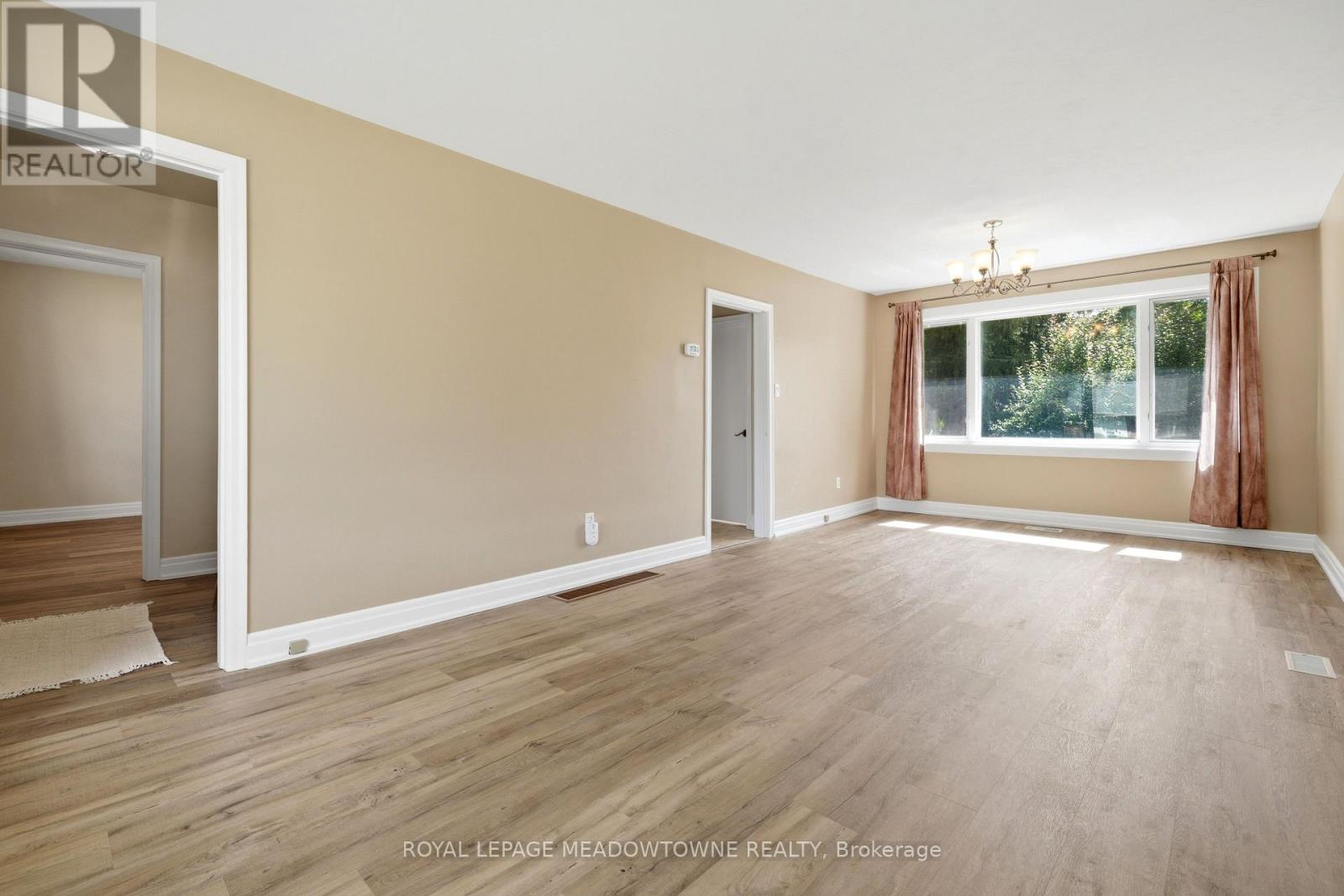 20 Delrex Boulevard, Halton Hills, Ontario  L7G 3X7 - Photo 9 - W13717888
