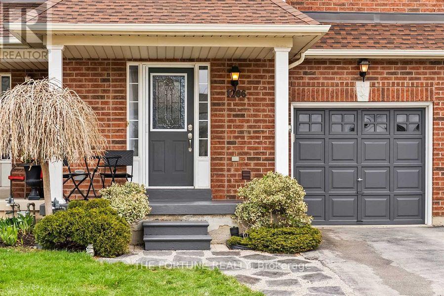 1286 Cartmer Way, Milton, Ontario  L9T 6J8 - Photo 2 - W13718028