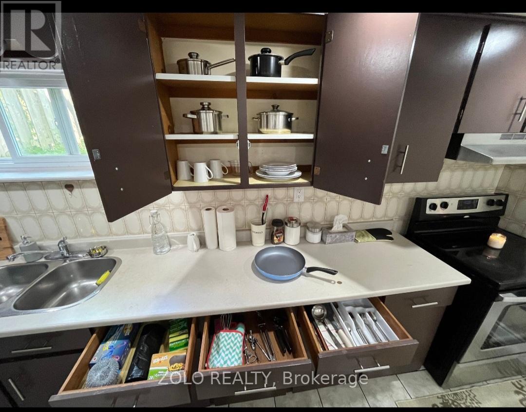 3402 Frobex Court, Mississauga, Ontario  L5C 2B5 - Photo 2 - W13718086