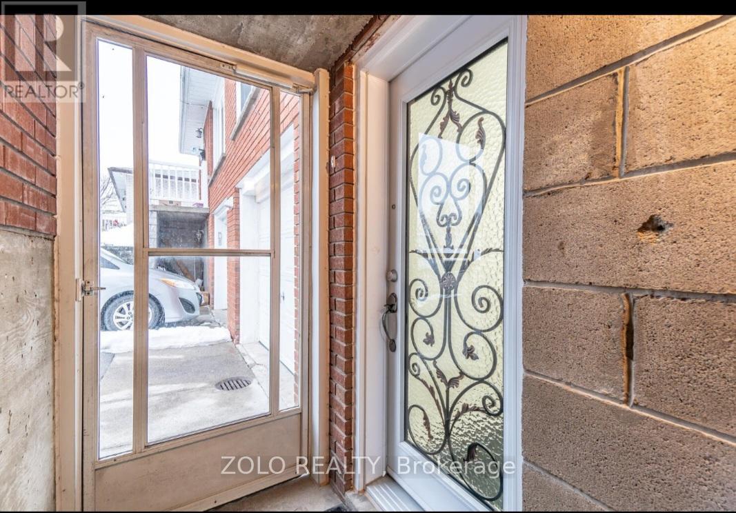 3402 Frobex Court, Mississauga, Ontario  L5C 2B5 - Photo 3 - W13718086