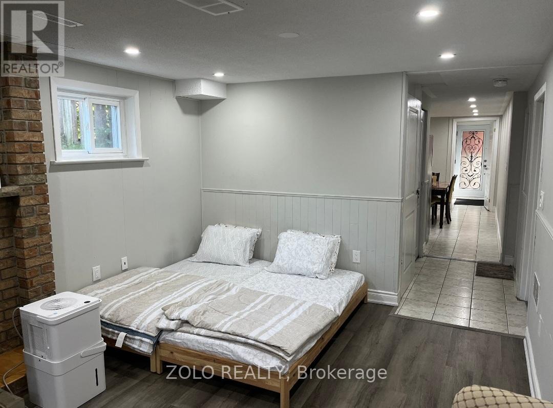 3402 Frobex Court, Mississauga, Ontario  L5C 2B5 - Photo 4 - W13718086