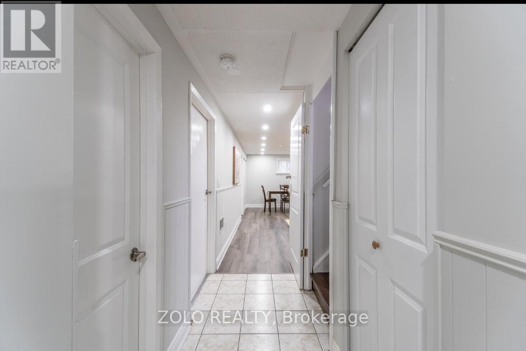 3402 Frobex Court, Mississauga, Ontario  L5C 2B5 - Photo 5 - W13718086