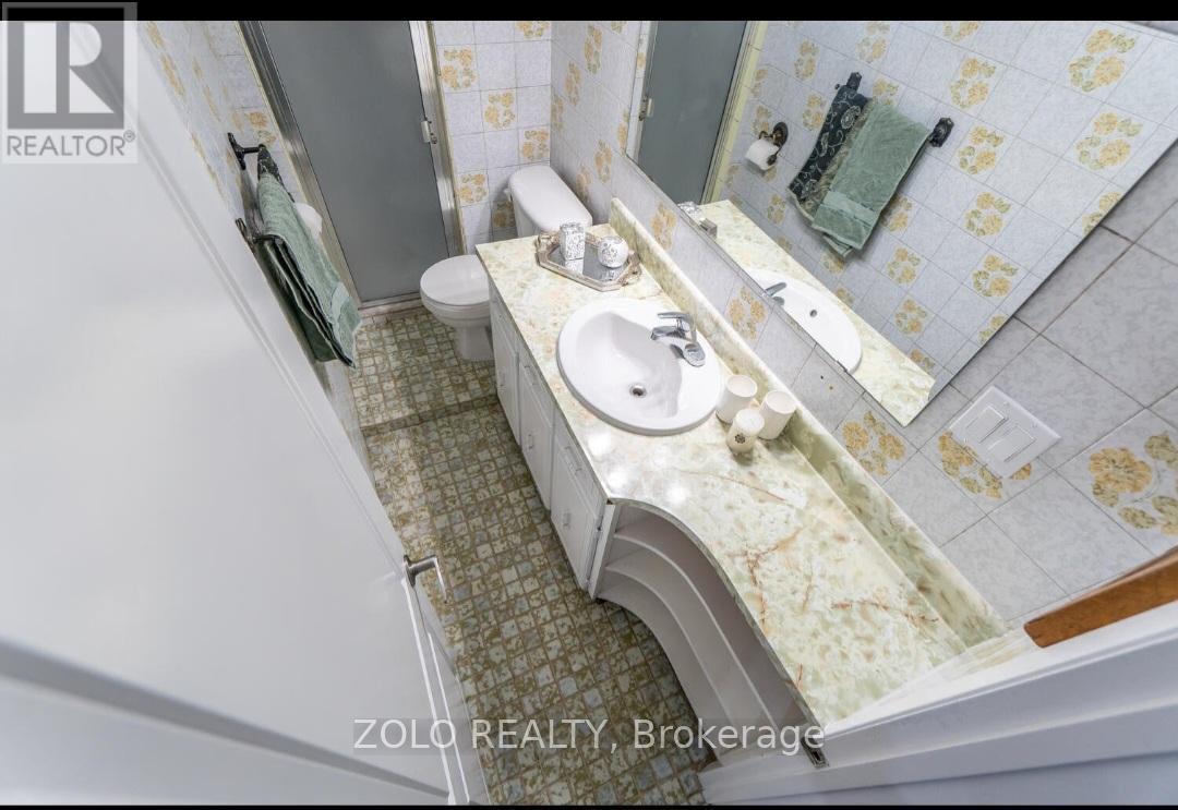 3402 Frobex Court, Mississauga, Ontario  L5C 2B5 - Photo 6 - W13718086