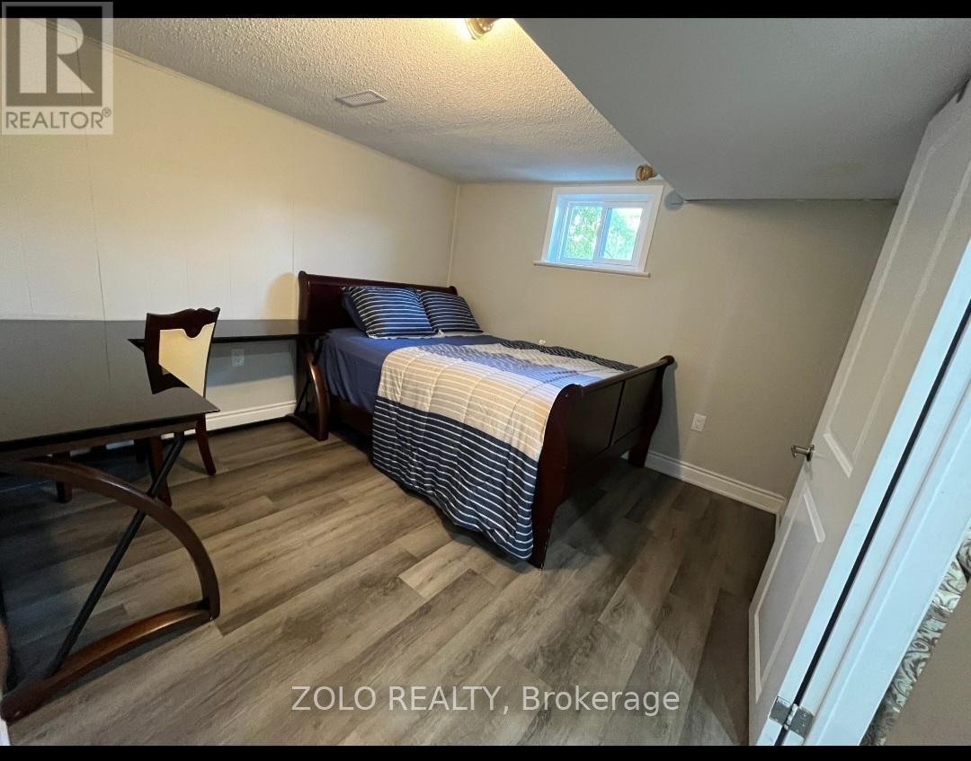 3402 Frobex Court, Mississauga, Ontario  L5C 2B5 - Photo 7 - W13718086