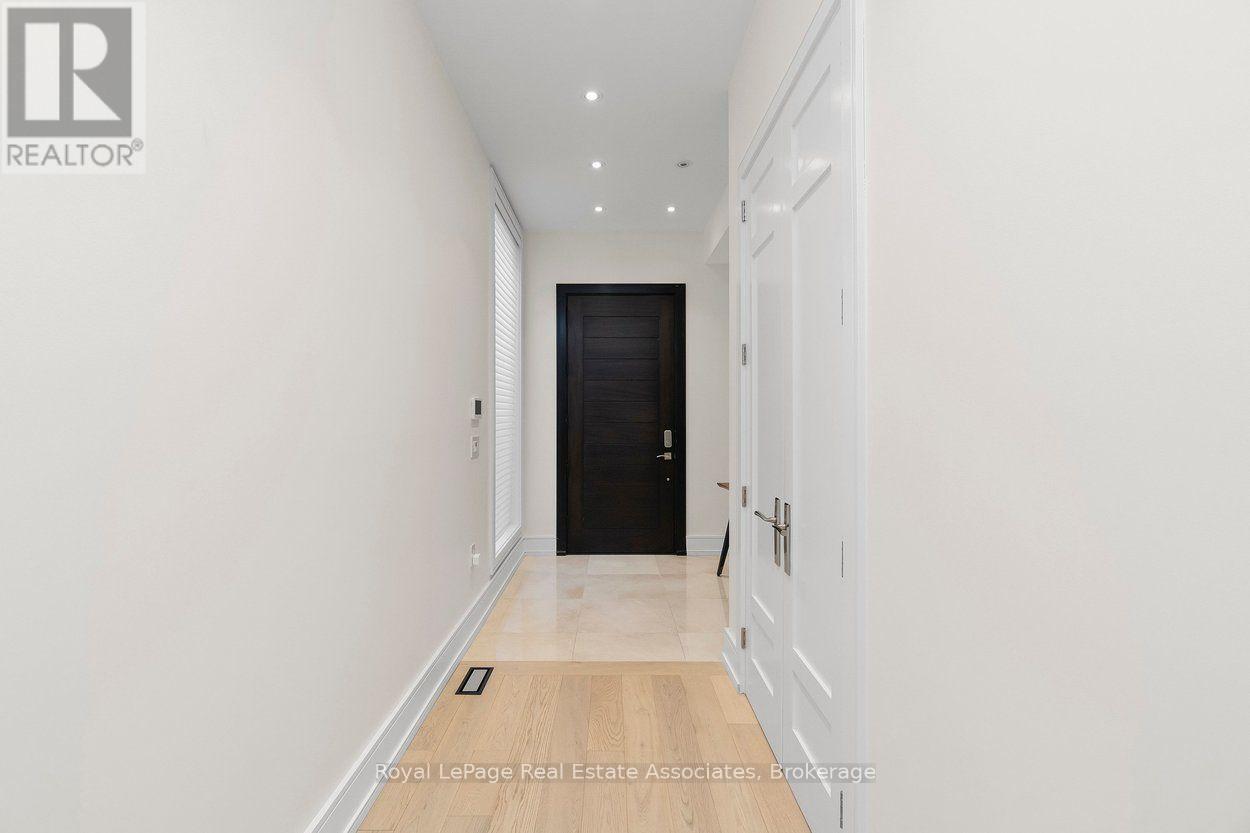 63 Troy Street, Mississauga, Ontario  L5G 1S6 - Photo 4 - W13718160