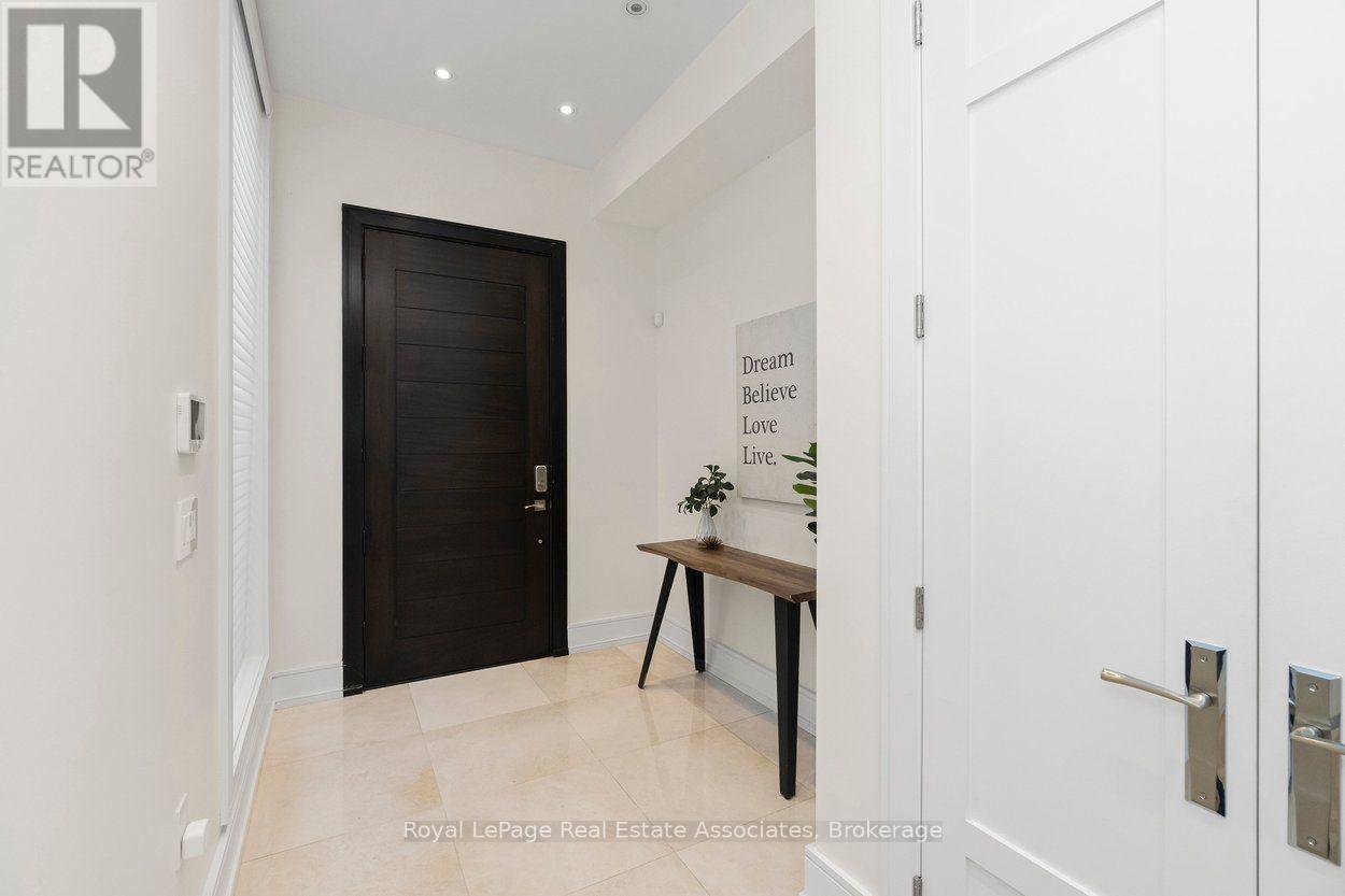 63 Troy Street, Mississauga, Ontario  L5G 1S6 - Photo 5 - W13718160