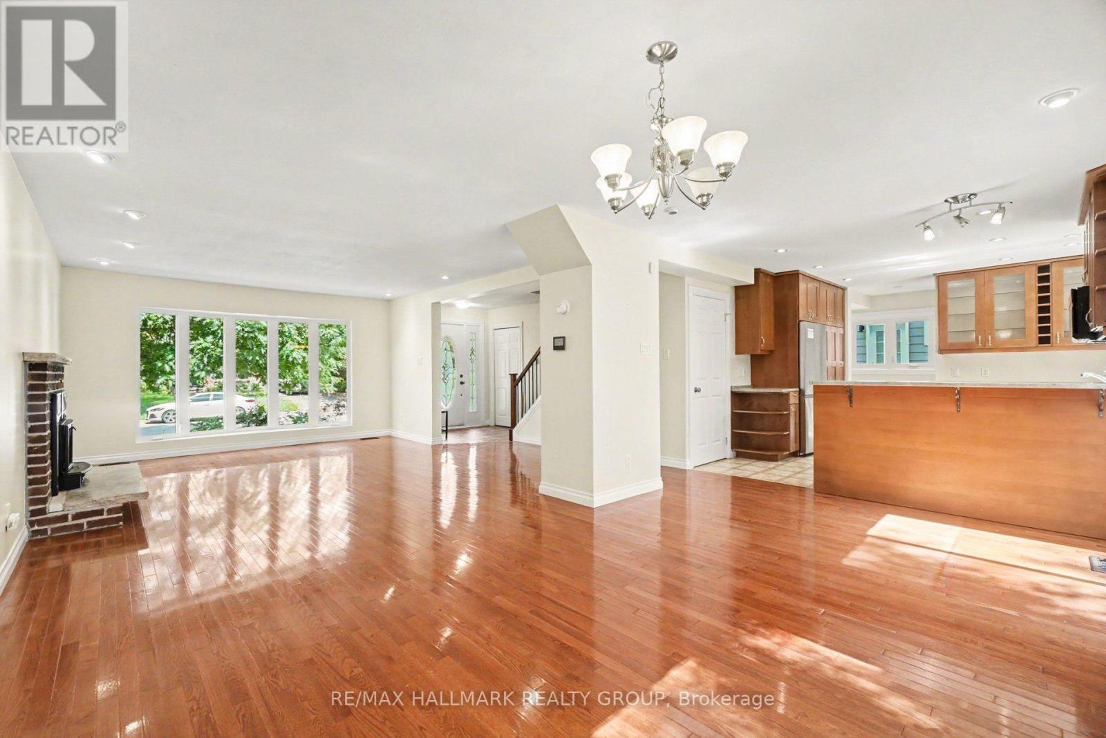 10 WOODVIEW CRESCENT