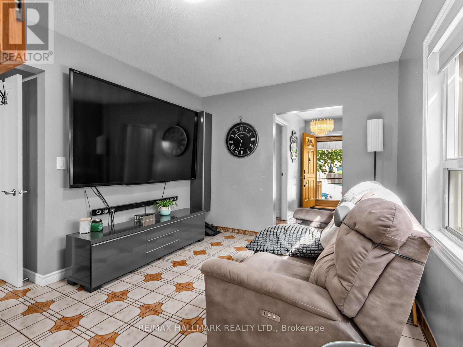 297 Strathmore Boulevard, Toronto, Ontario  M4J 1P9 - Photo 10 - E13691926
