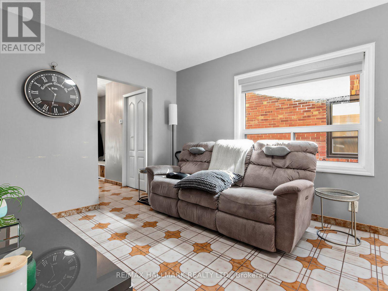 297 Strathmore Boulevard, Toronto, Ontario  M4J 1P9 - Photo 9 - E13691926