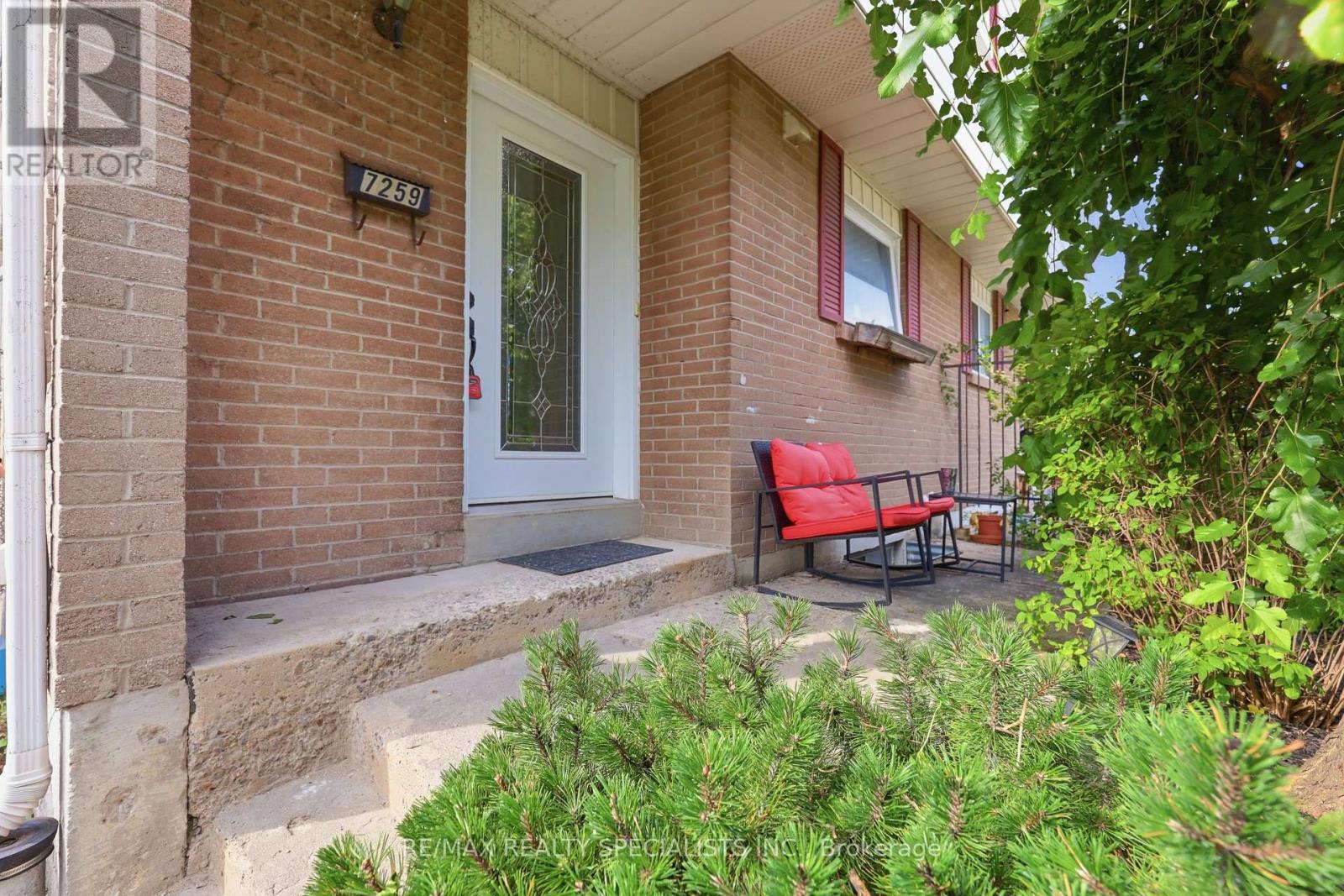 7259 Sills Road, Mississauga, Ontario  L4T 2K2 - Photo 3 - W13718306