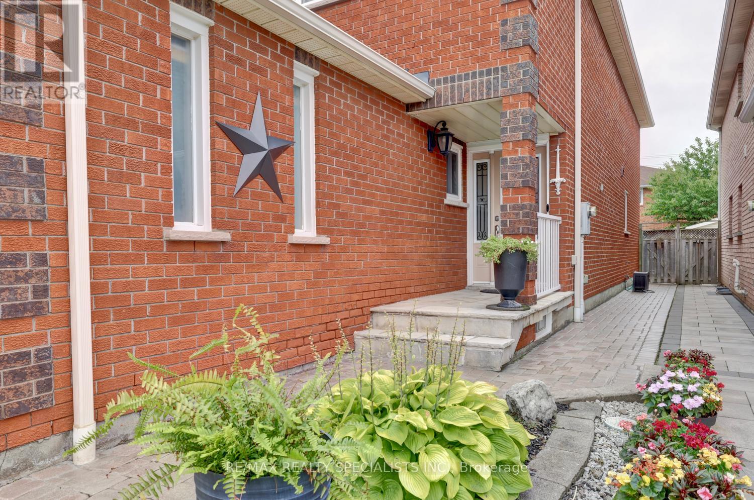 4464 Weeping Willow Drive, Mississauga, Ontario  L5V 1K3 - Photo 3 - W13718338