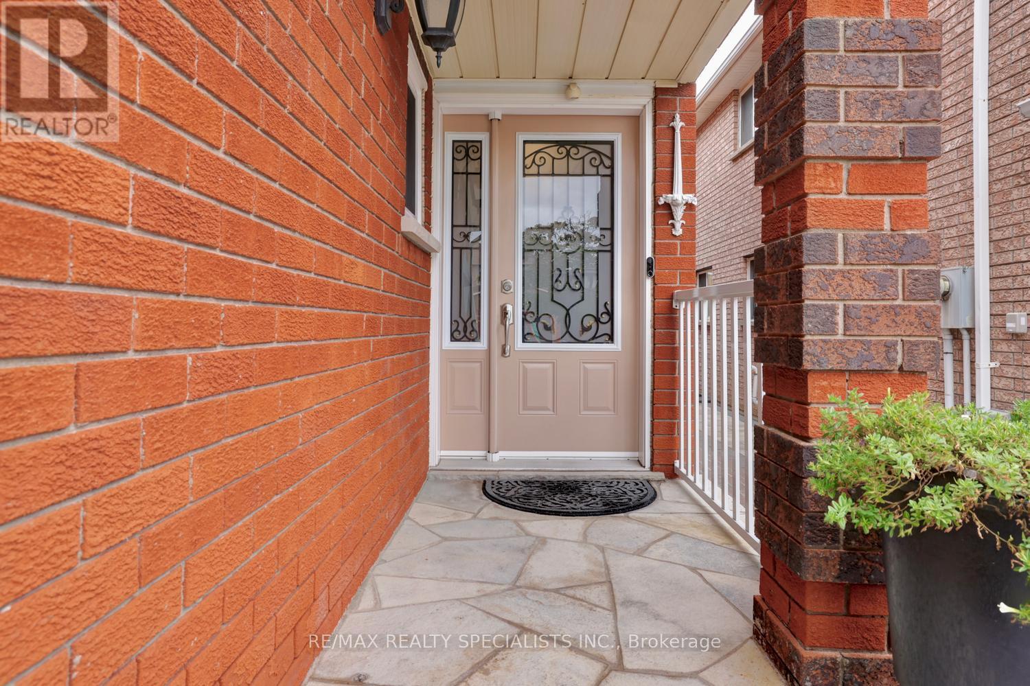 4464 Weeping Willow Drive, Mississauga, Ontario  L5V 1K3 - Photo 4 - W13718338