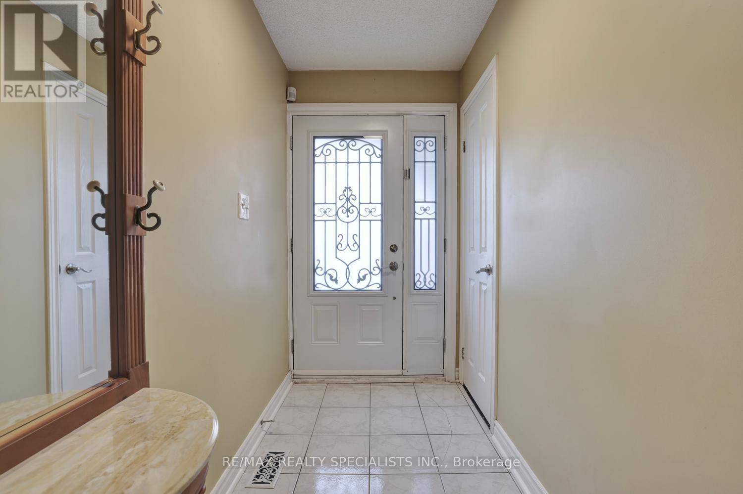 4464 Weeping Willow Drive, Mississauga, Ontario  L5V 1K3 - Photo 5 - W13718338