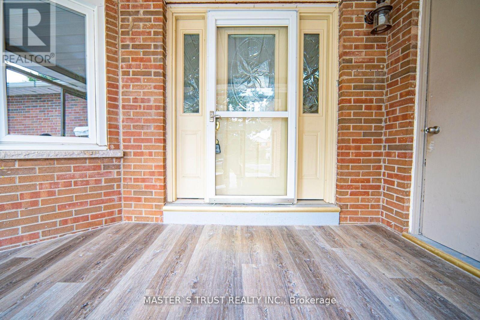 2502 Folkway Drive, Mississauga, Ontario  L5L 2J6 - Photo 2 - W13718346