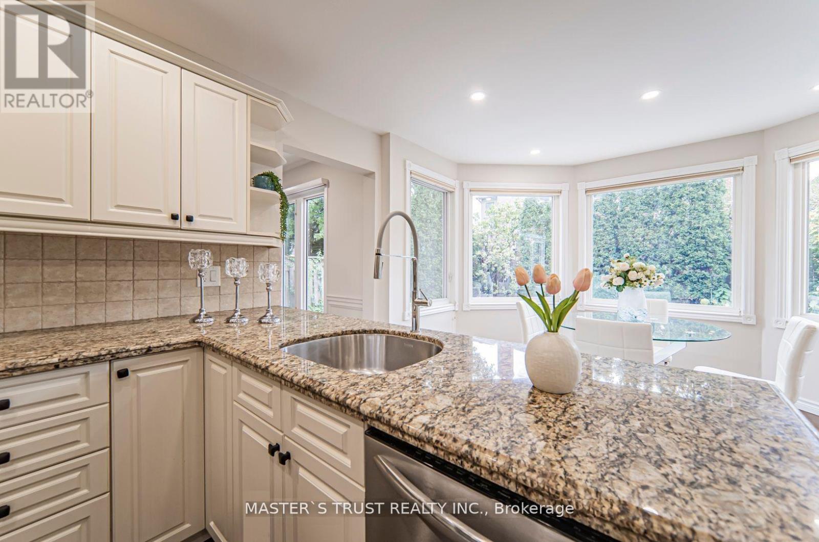 2502 Folkway Drive, Mississauga, Ontario  L5L 2J6 - Photo 7 - W13718346