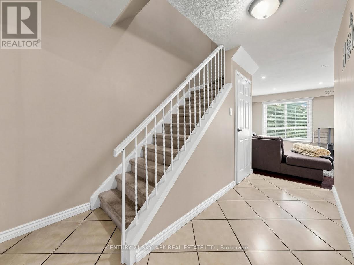 164 Moregate Crescent N, Brampton, Ontario  L6S 3K9 - Photo 7 - W13718356