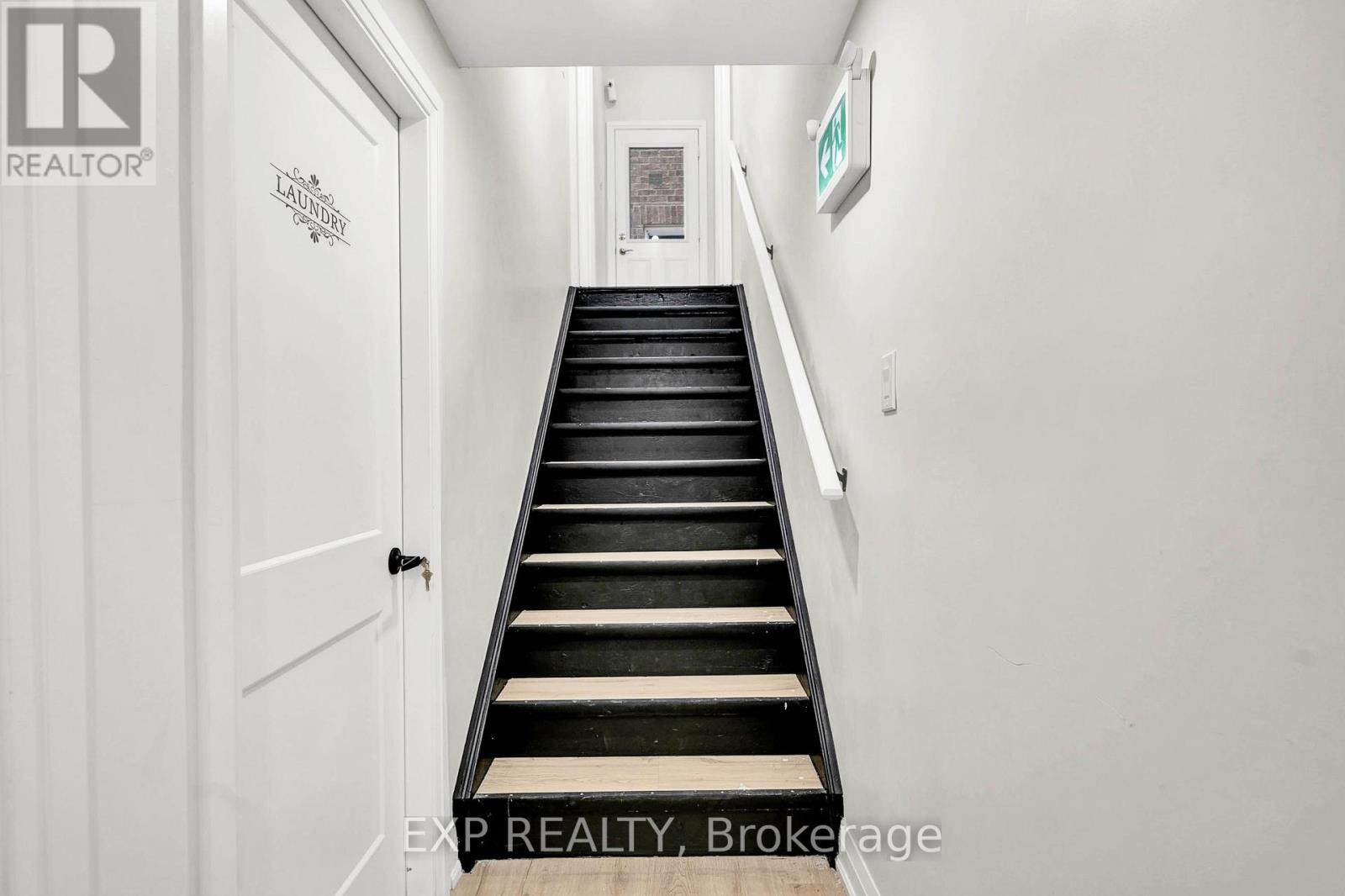Unit B - 448 Dougall Avenue, Caledon, Ontario  L7C 4A6 - Photo 2 - W13718412