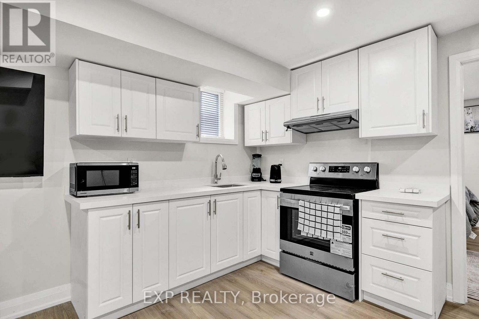 Unit B - 448 Dougall Avenue, Caledon, Ontario  L7C 4A6 - Photo 8 - W13718412