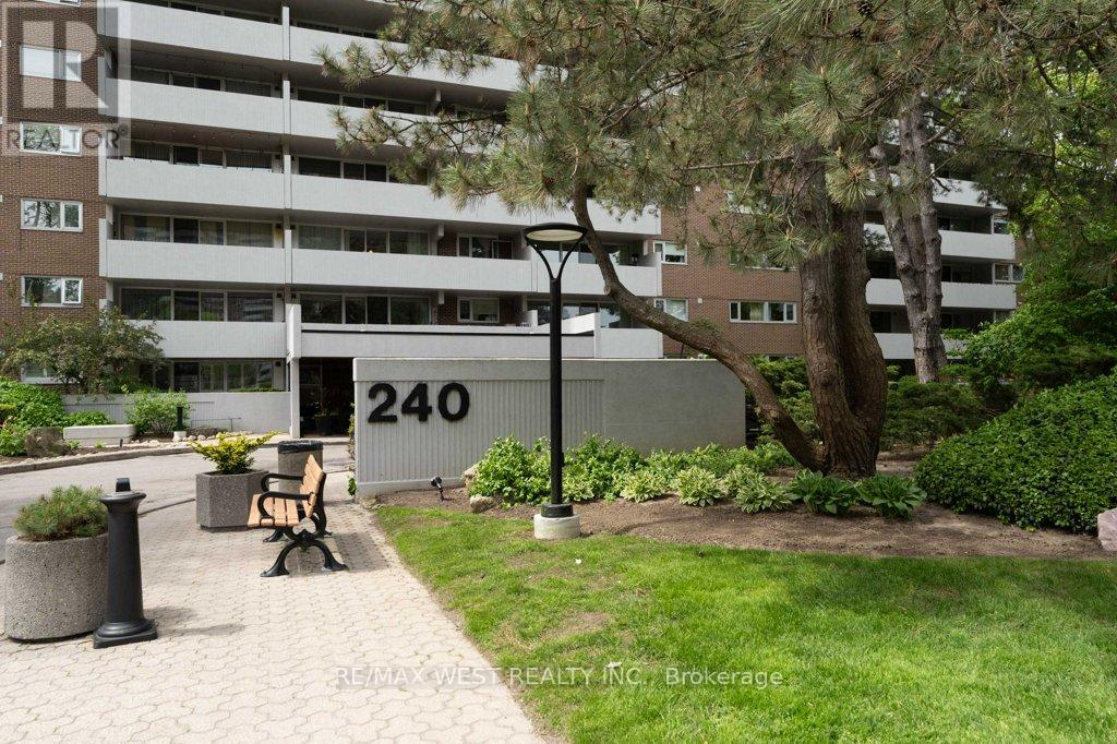 807 - 240 Scarlett Road, Toronto, Ontario  M6N 4X4 - Photo 3 - W13718434