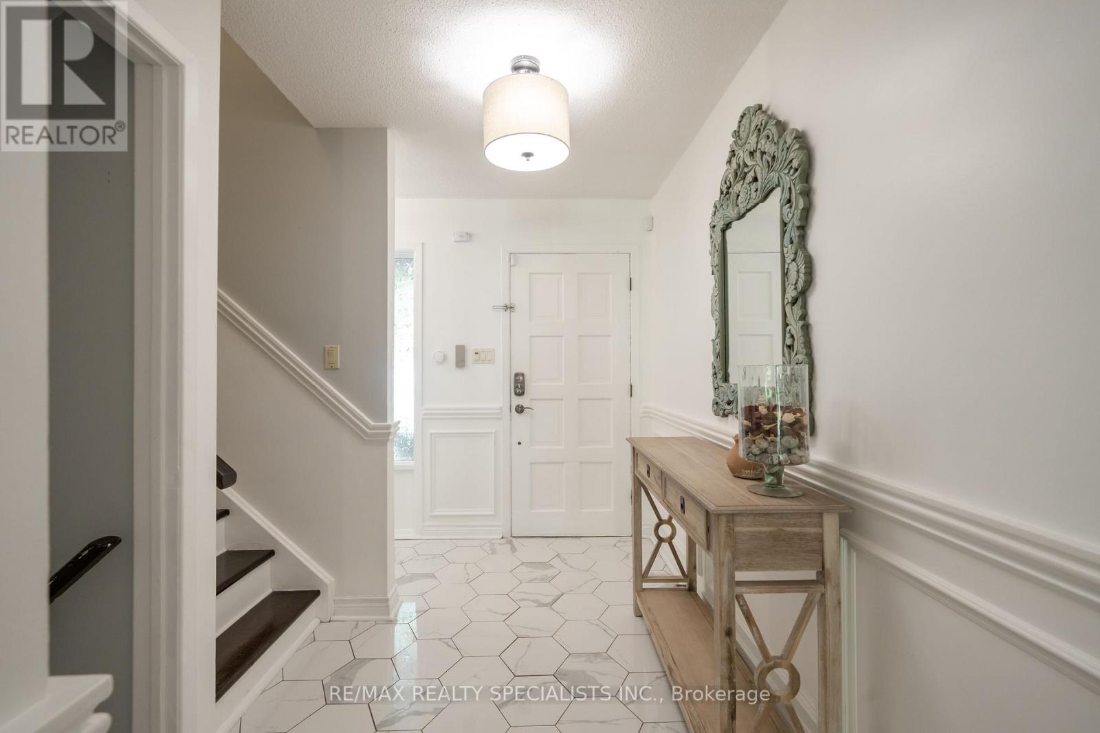 2431 Basswood Crescent, Mississauga, Ontario  L5L 1Y2 - Photo 3 - W13718436