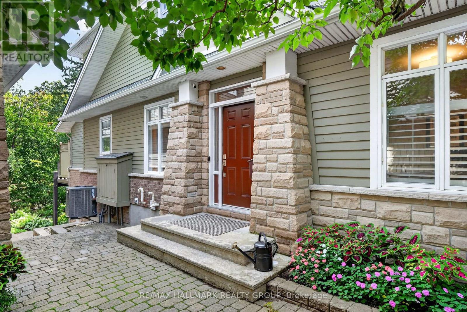 17 Creek's End Lane, Ottawa, Ontario K2H 1C7 - Photo 2 - X13718494