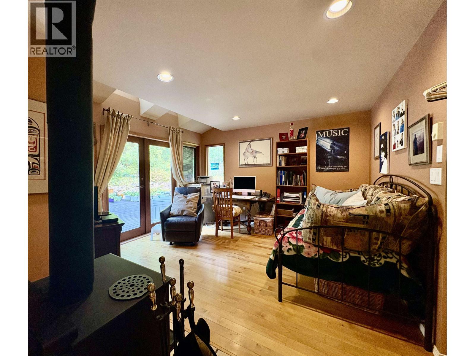 1549 Park Avenue, Roberts Creek, British Columbia  V0N 2W2 - Photo 13 - R3159360