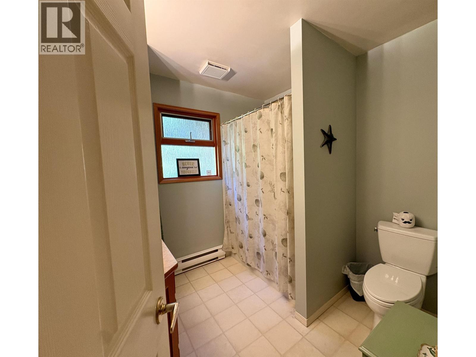 1549 Park Avenue, Roberts Creek, British Columbia  V0N 2W2 - Photo 16 - R3159360