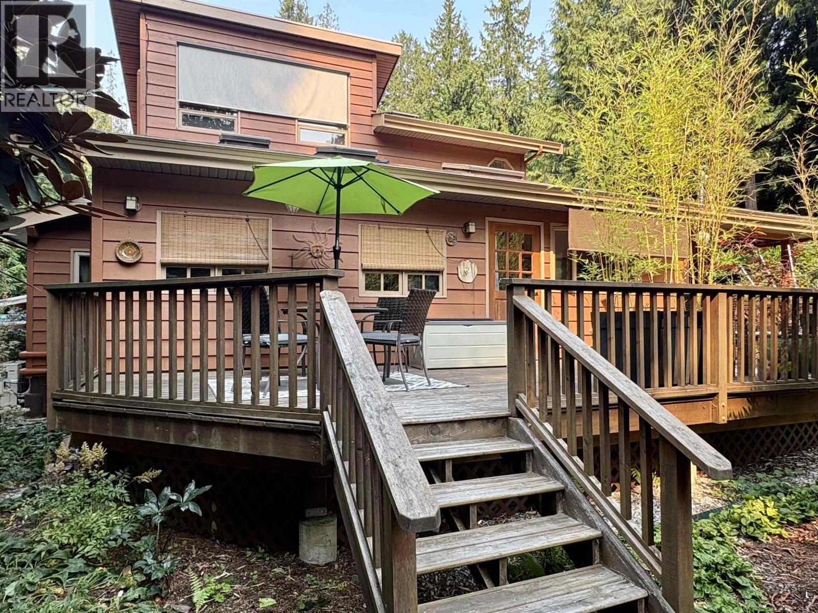 1549 Park Avenue, Roberts Creek, British Columbia  V0N 2W2 - Photo 2 - R3159360