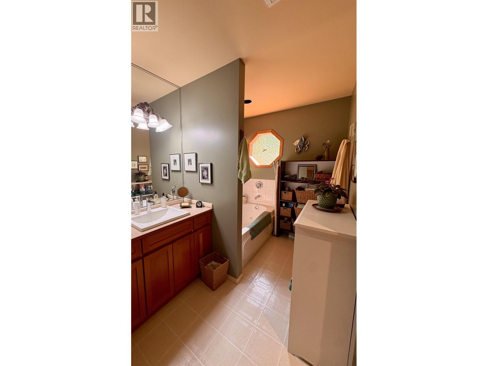 1549 Park Avenue, Roberts Creek, British Columbia  V0N 2W2 - Photo 22 - R3159360