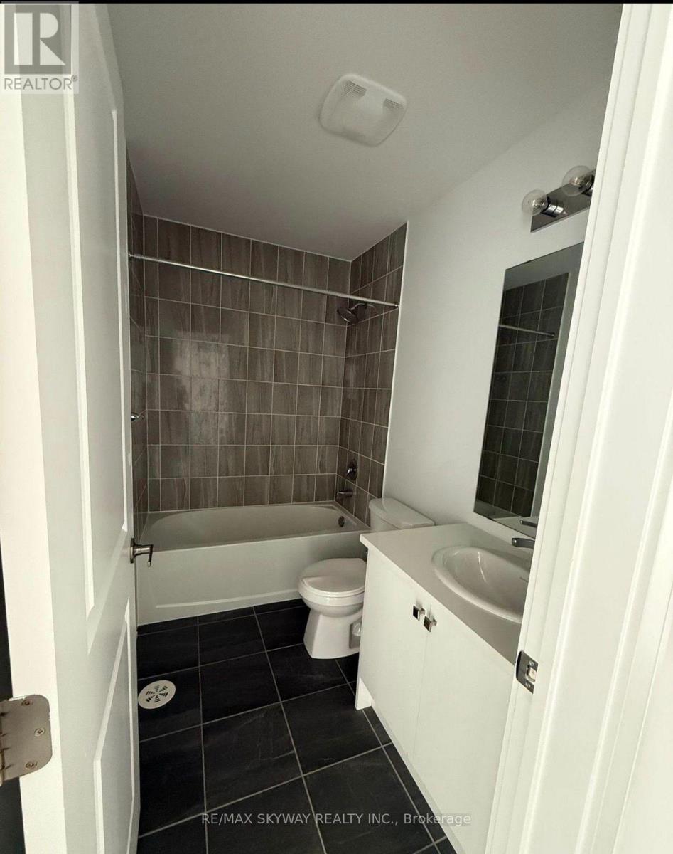 10 Blue Forest Crescent, Barrie, Ontario  L0J 0N3 - Photo 4 - S13718606