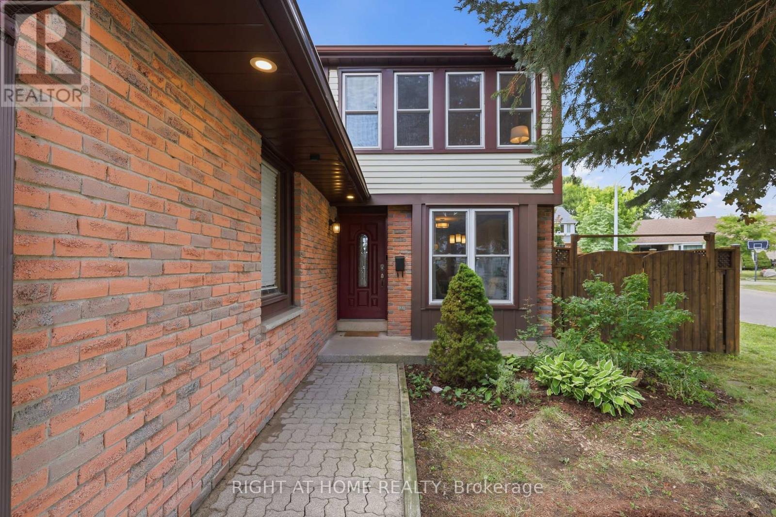 16 Kindle Court, Brampton, Ontario L6Z 1B2 - Photo 3 - W13718554
