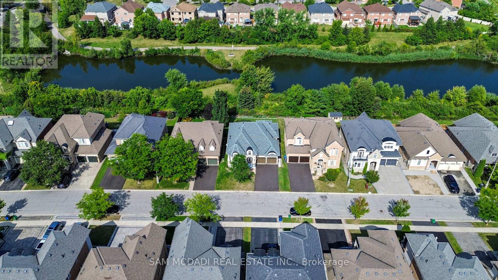 15 Eaglesprings Crescent, Brampton, Ontario  L6P 2V8 - Photo 2 - W13718574