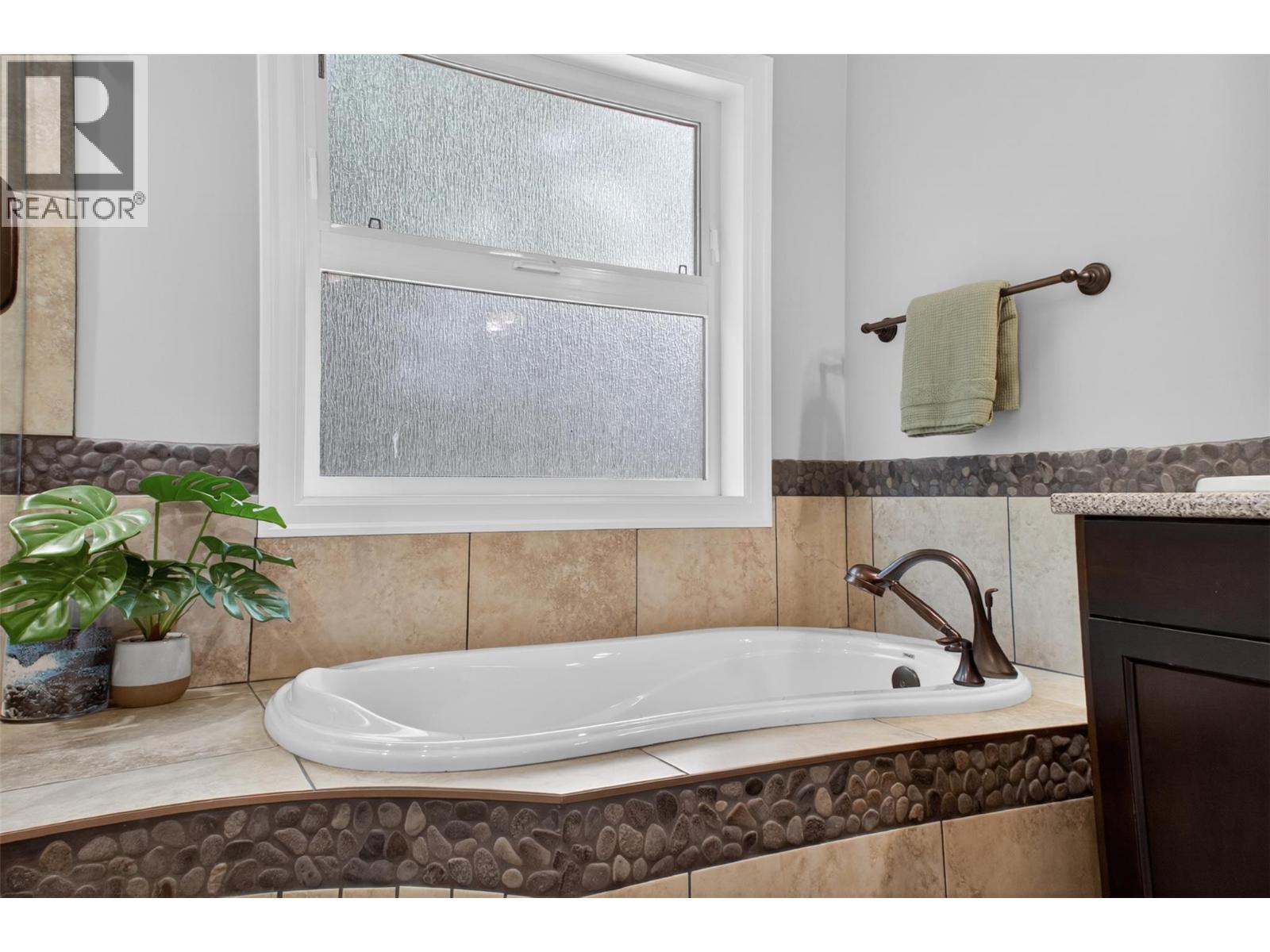 4588 Raymer Road, Kelowna, British Columbia  V1W 1H9 - Photo 24 - 10395957
